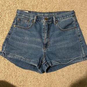Like new - Size 6 Mom shorts American Eagle